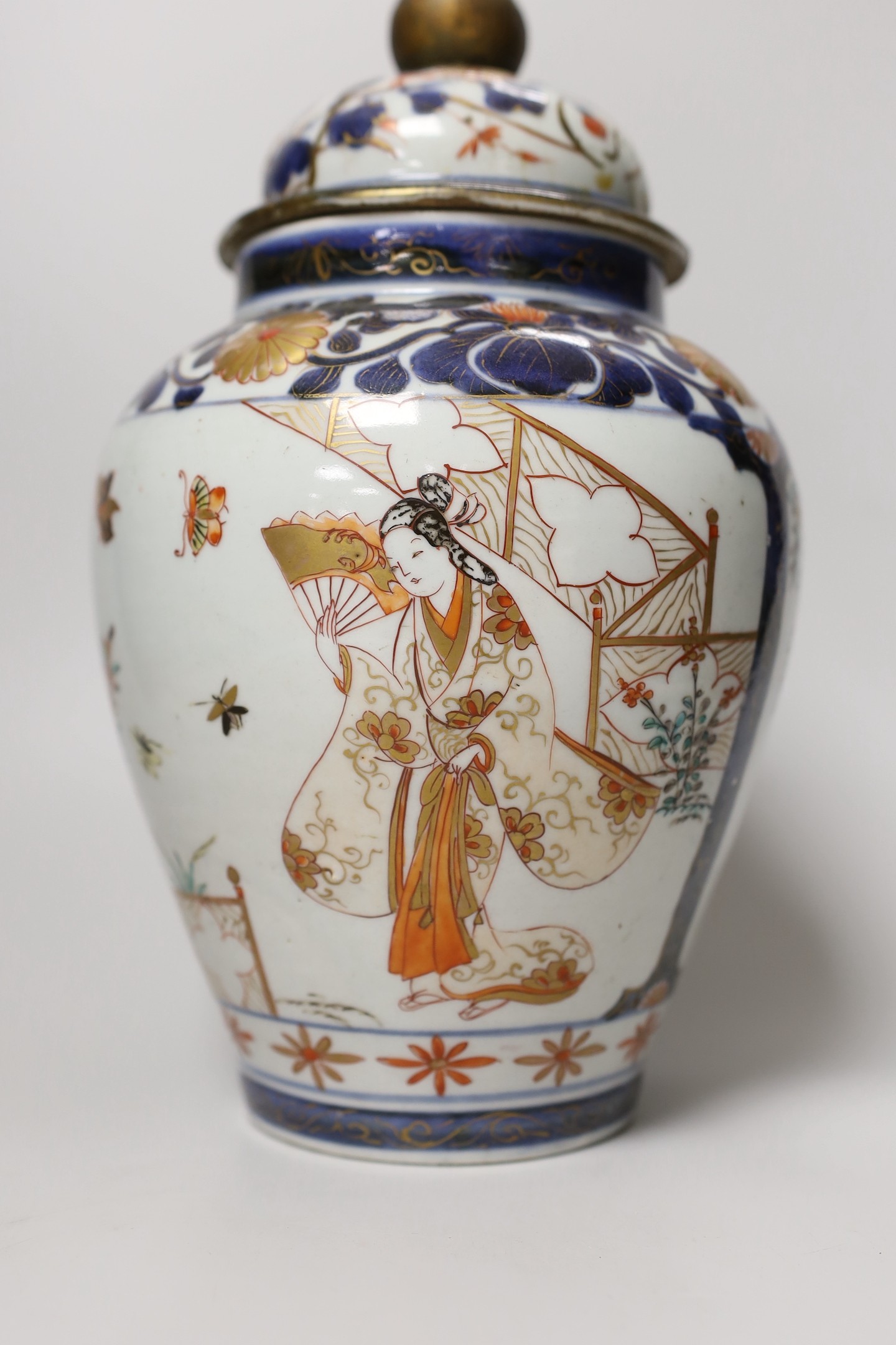 A late 17th/early 18th century Japanese Arita vase and cover, 27cm